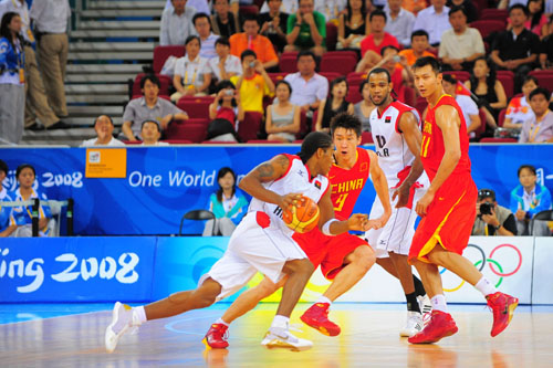 约基奇半场高效表现，成为球队关键力量（约基奇半场效率惊人，化身球队关键支柱）