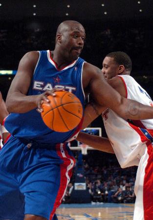 又伤一人！海斯左脚踝酸痛本场对阵太阳不会回归（伤病再添一例：海斯左脚踝酸痛，今日对阵太阳将不再出场）