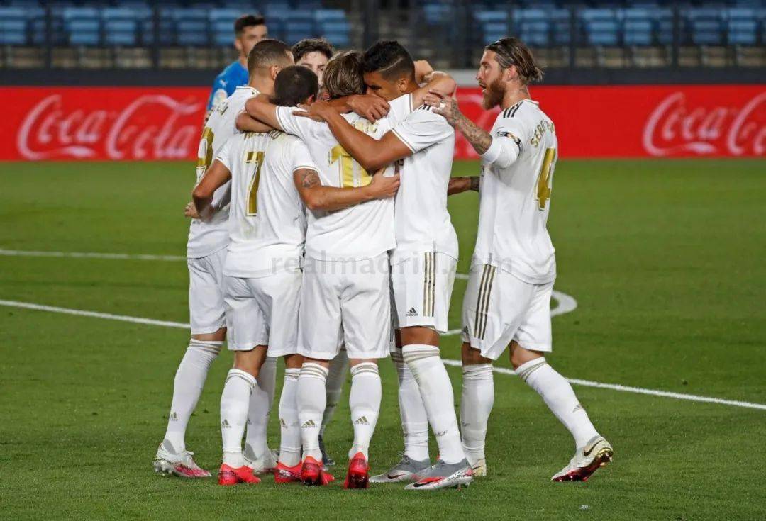 中超强队国安在亚冠被越南绝杀，国脚表现低迷，暴露中国足球实力与管理问题。（亚冠赛场国安遭越南队补时绝杀，国脚低迷凸显中国足球实力与管理短板）