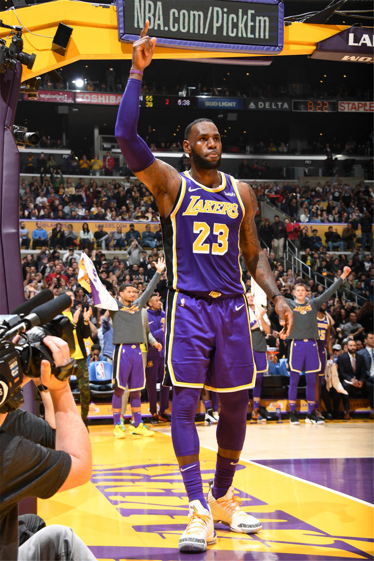 拉波尔塔参加前巴萨球员协会圣诞晚宴，部分退役球员出席（拉波尔塔现身巴萨前球员协会圣诞晚宴，多位退役球员到场）