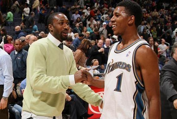 你也要发力？阿努诺比连帽小米切尔&维金斯 还跟进双手暴扣！（阿努诺比火力全开：连续封盖小米切尔与维金斯，跟进双手暴扣！）